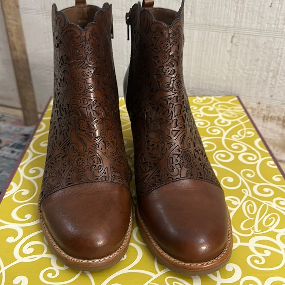 Like new Brighton glory luggage leather booties size 6.5.